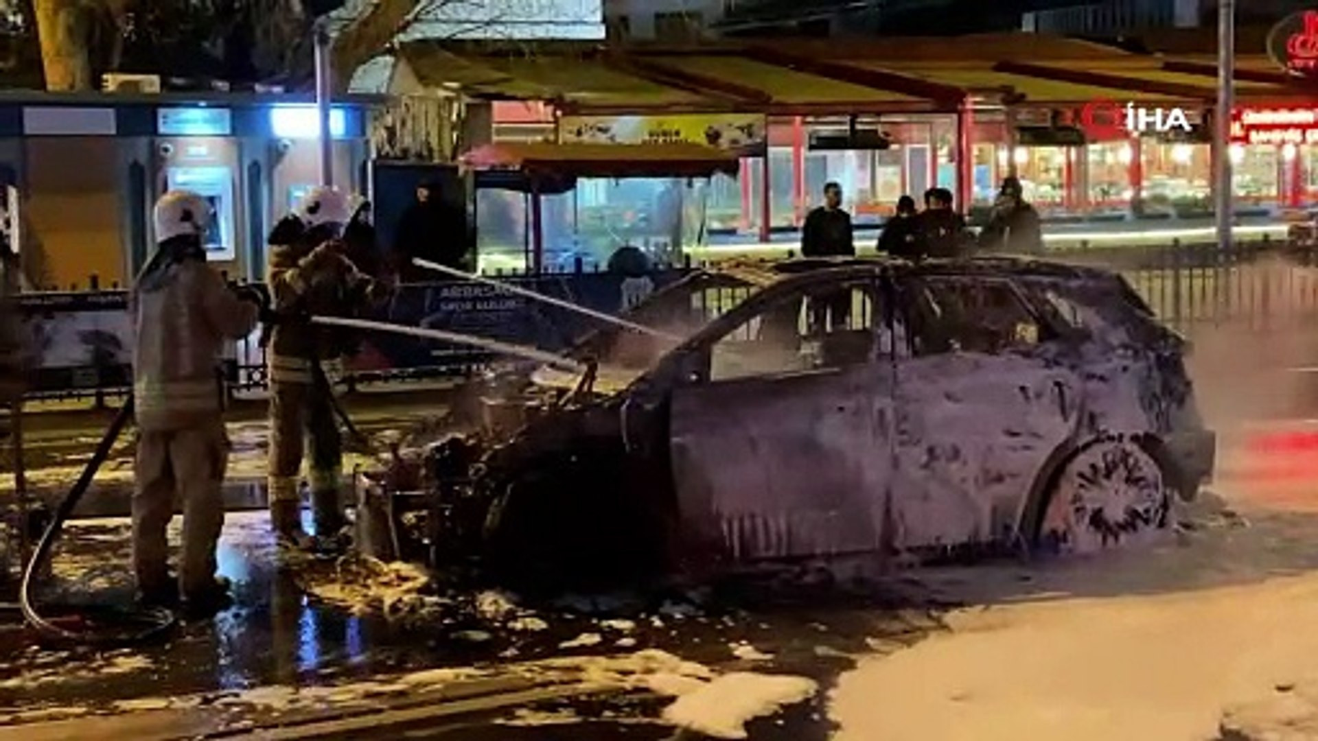 İstanbul'da otomobil alev alev yandı