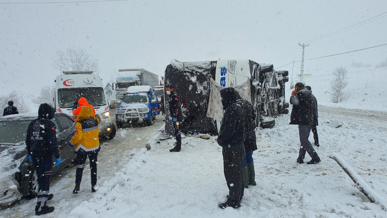 Tokat'ta yolcu otobüsü devrildi: 1 ölü, çok sayıda yaralı