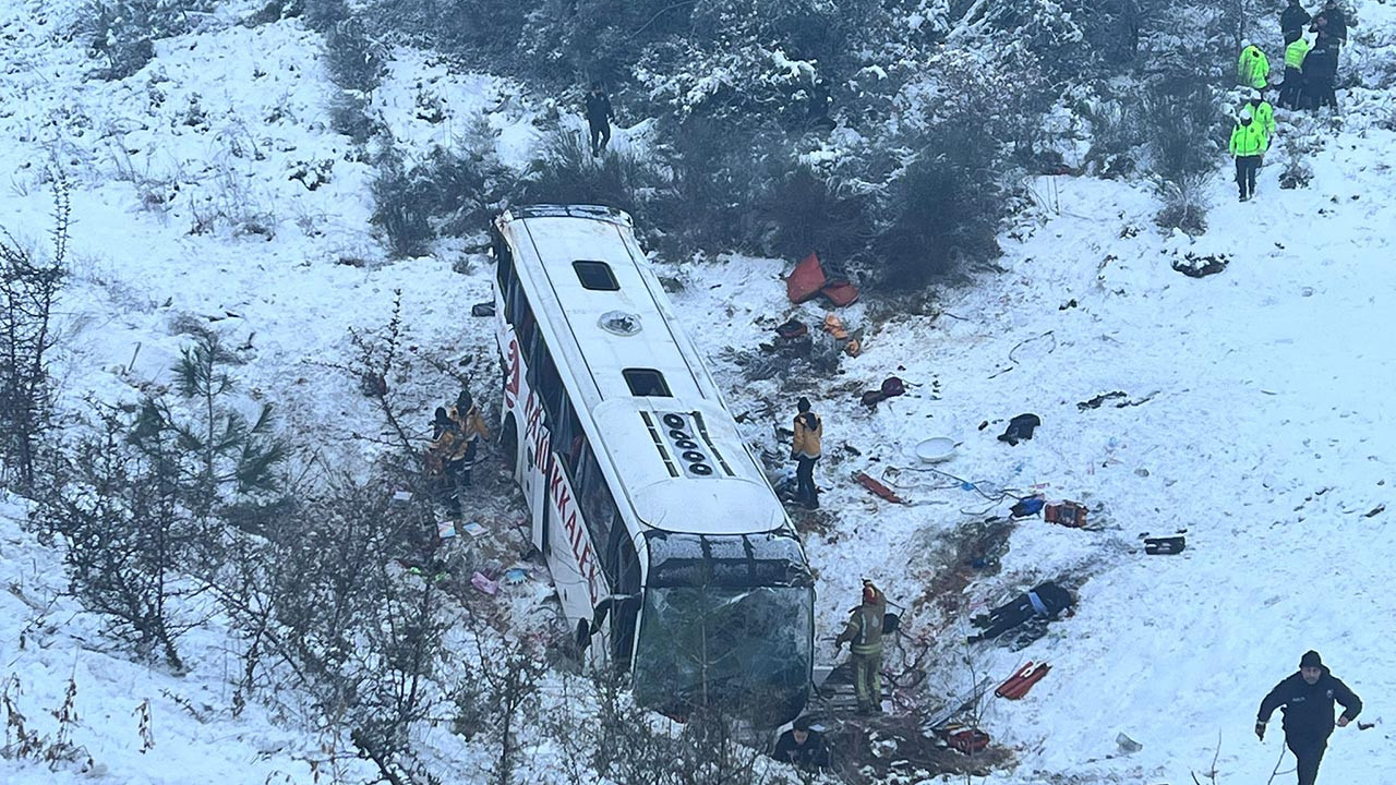 İstanbul'da yolcu otobüsü şarampole uçtu: Ölü ve yaralılar var