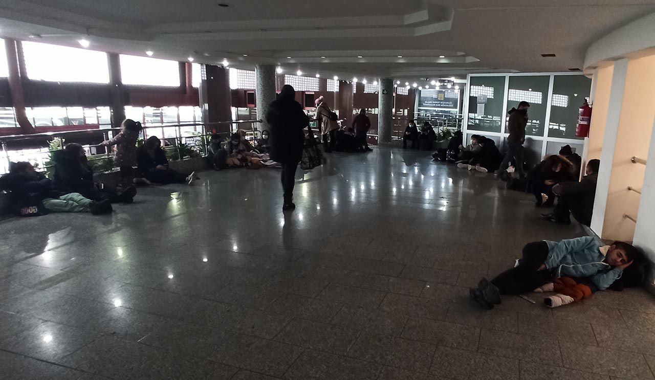 Kar Türkiye'yi esir aldı: Yüzlerce kişi terminalde mahsur - Resim: 4