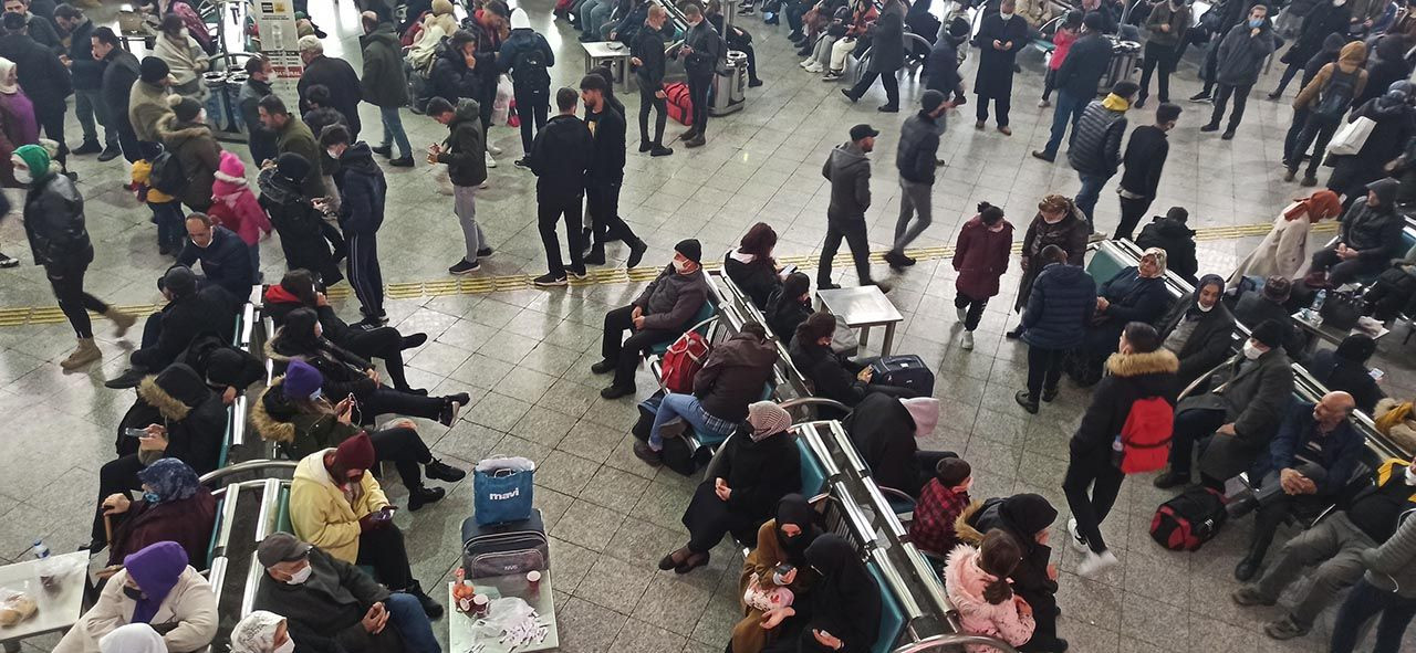 Kar Türkiye'yi esir aldı: Yüzlerce kişi terminalde mahsur - Resim: 1