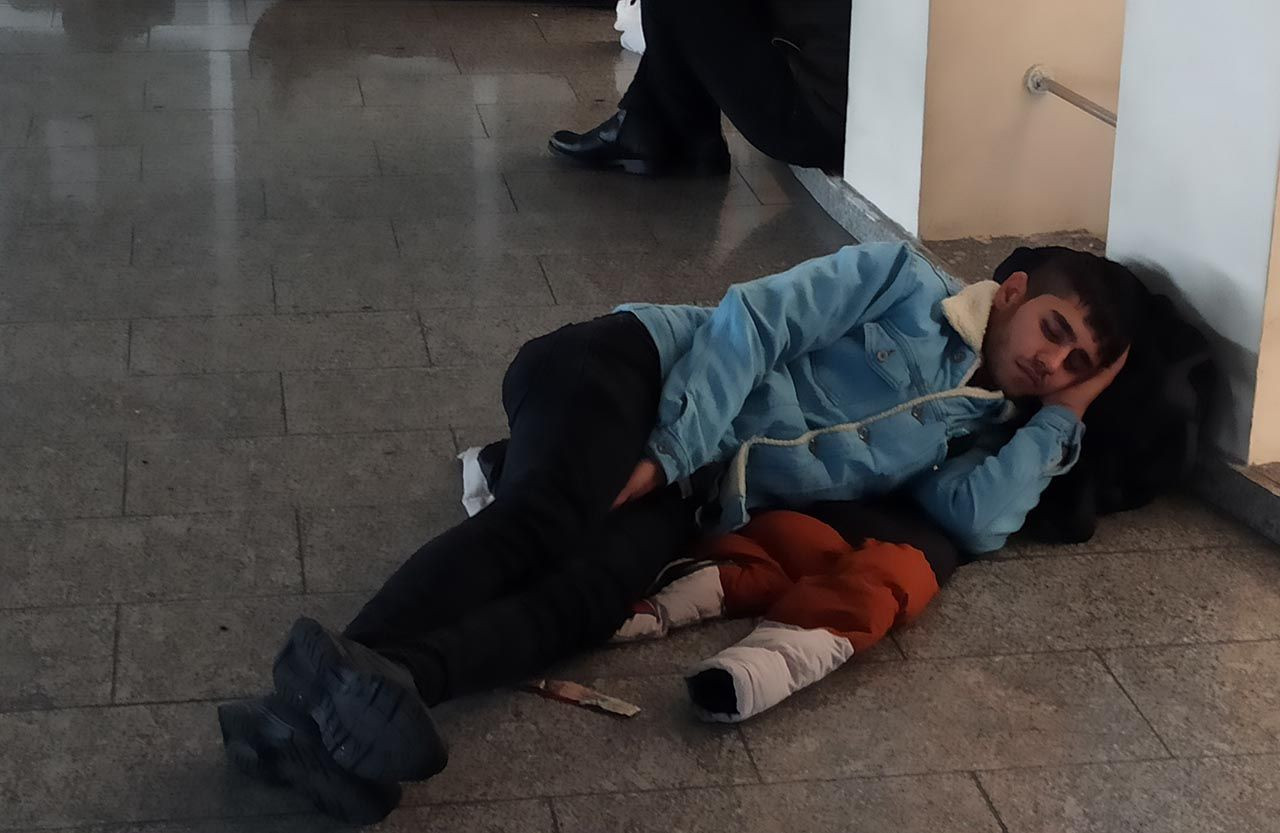 Kar Türkiye'yi esir aldı: Yüzlerce kişi terminalde mahsur - Resim: 3