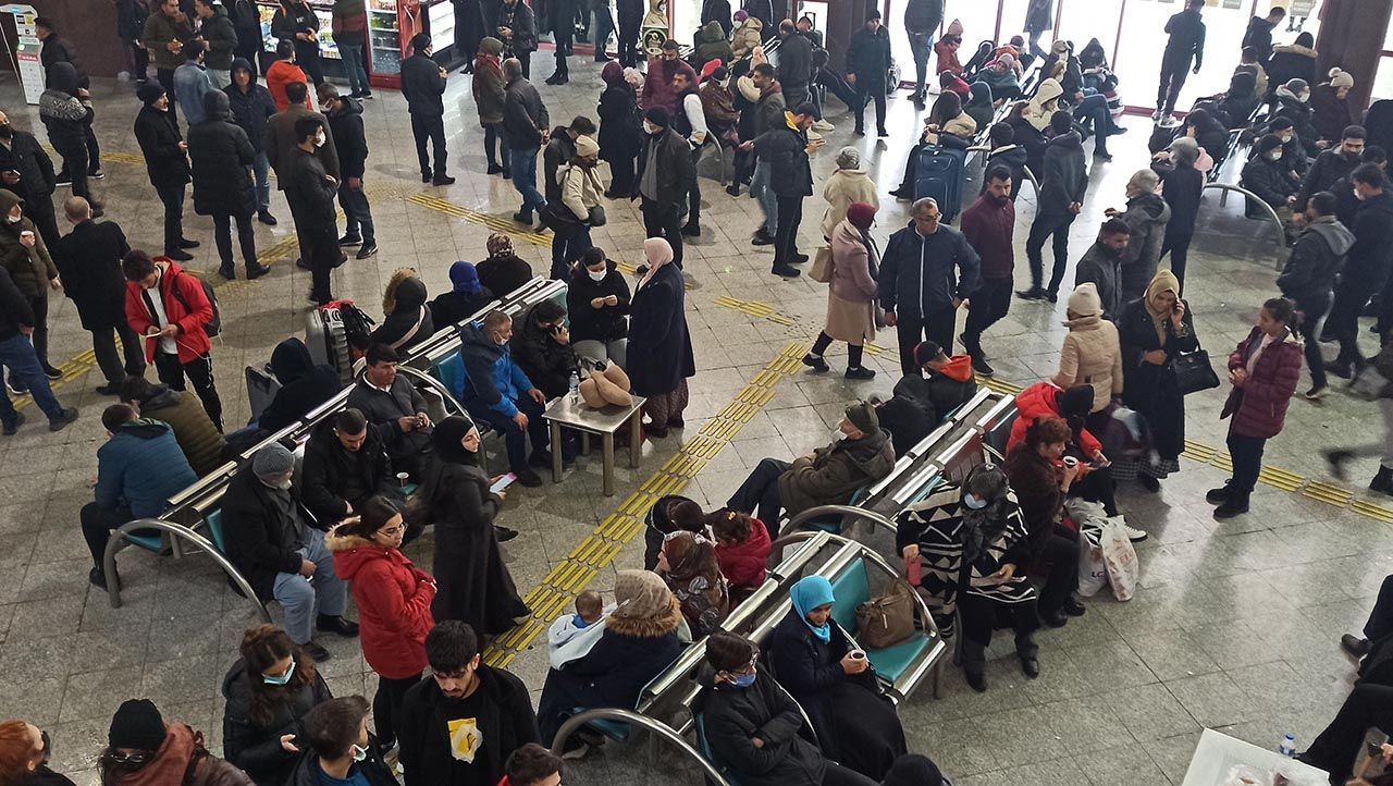 Kar Türkiye'yi esir aldı: Yüzlerce kişi terminalde mahsur - Resim: 2