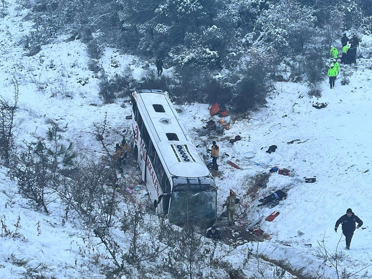 İstanbul'da yolcu otobüsü şarampole uçtu: Ölü ve yaralılar var - Resim: 1