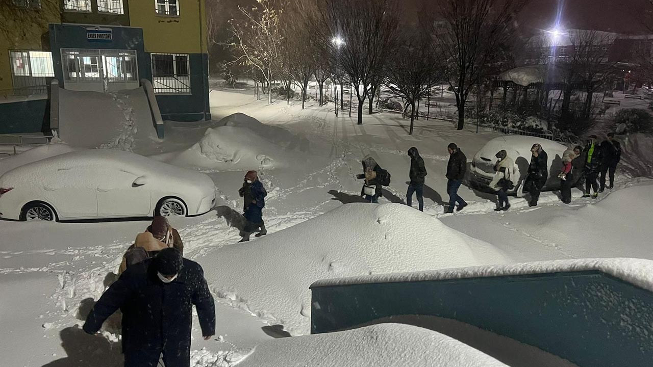 Karda mahsur kalan 80 kişi kurtarıldı