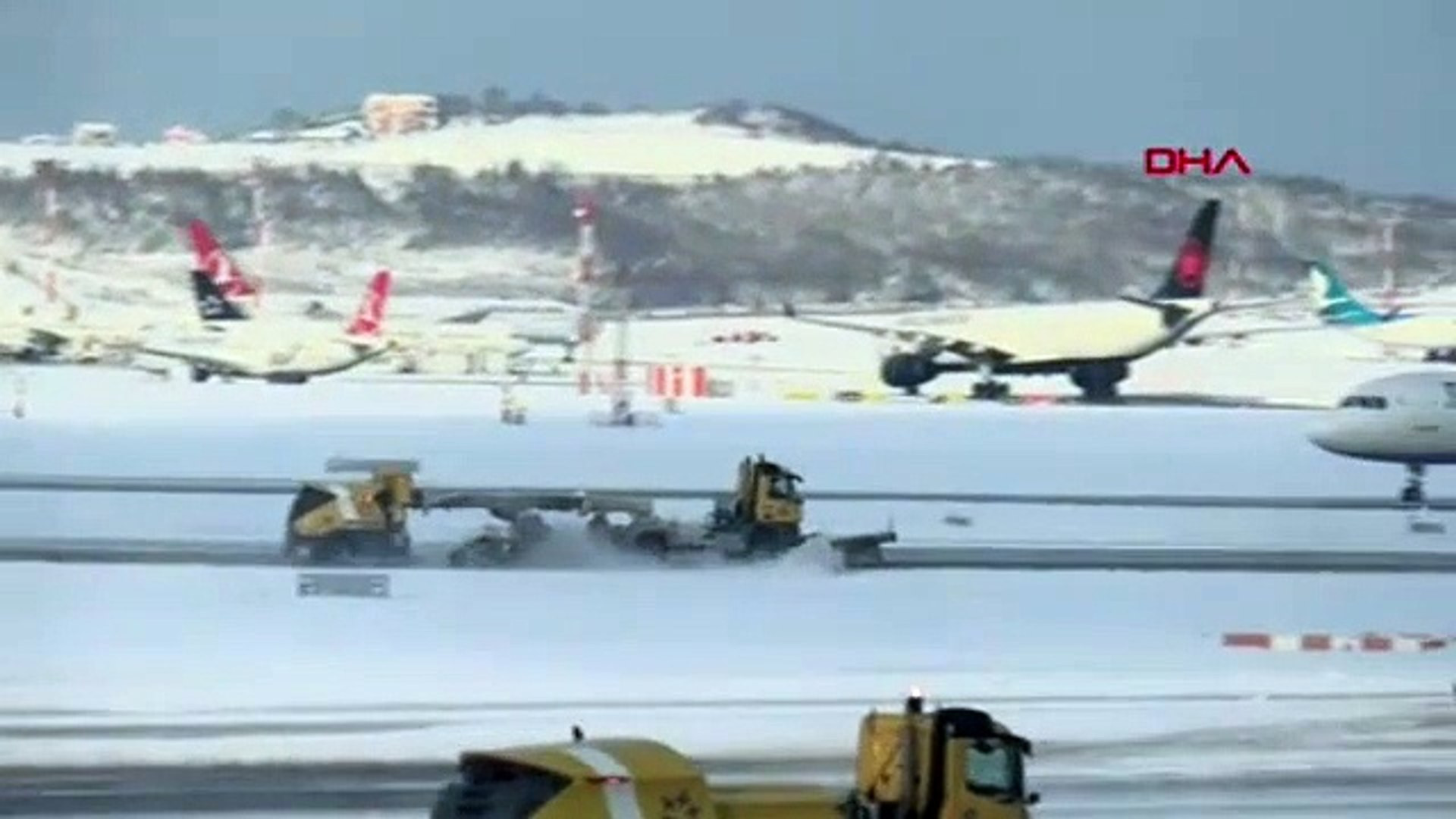 Havada kaos: Uçaklar İstanbul'a inemedi! THY'den sefer iptalleri