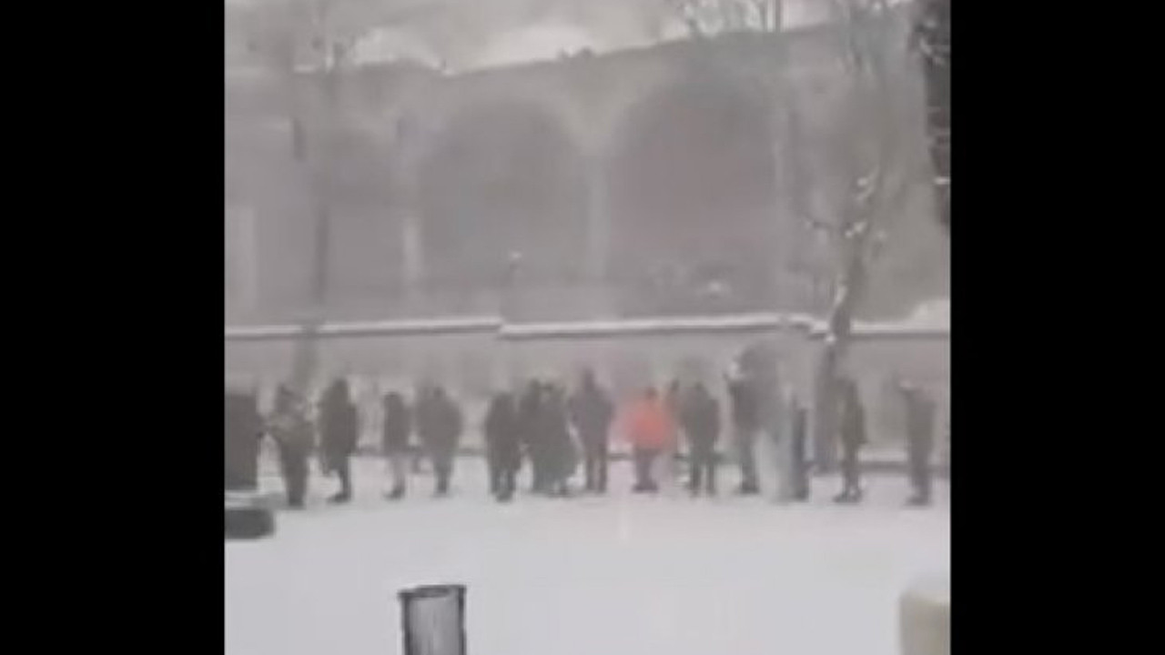 Yoğun kar yağışına rağmen ucuz ekmek kuyruğu!