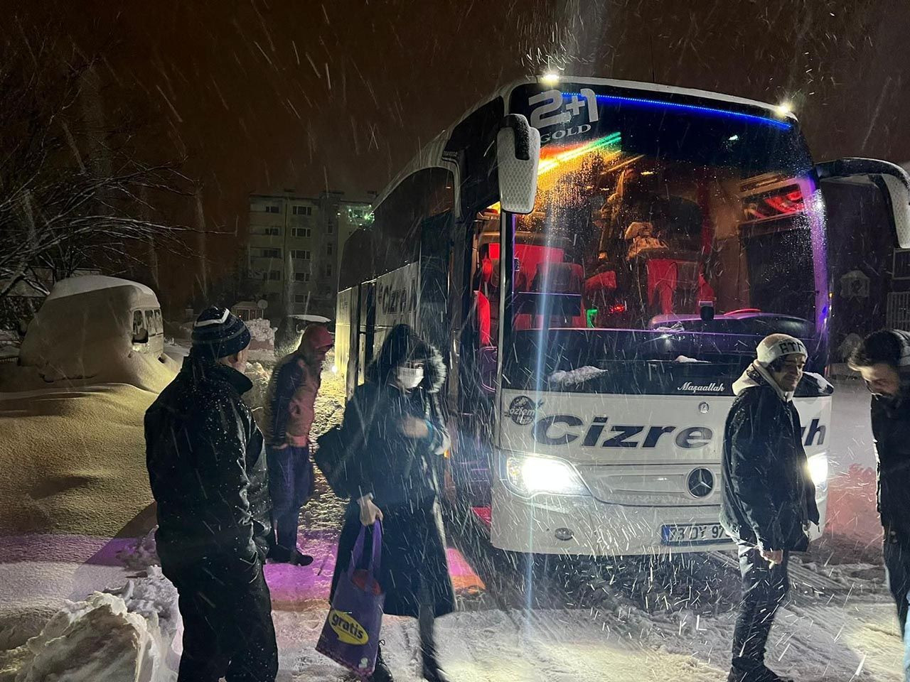 Karda mahsur kalan 80 kişi kurtarıldı - Resim: 3