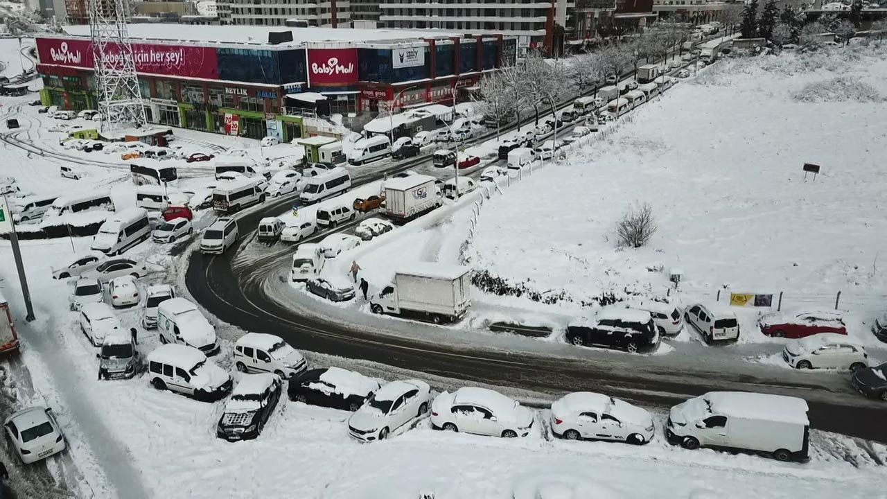 İstanbul'da yola bırakılan araçlar havadan görüntülendi