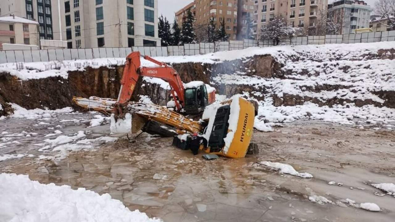 İstanbul’da kepçe suya gömüldü: Operatör yaşamını yitirdi