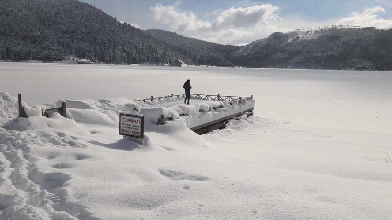 Kış turizminin cenneti Abant Gölü buz tuttu