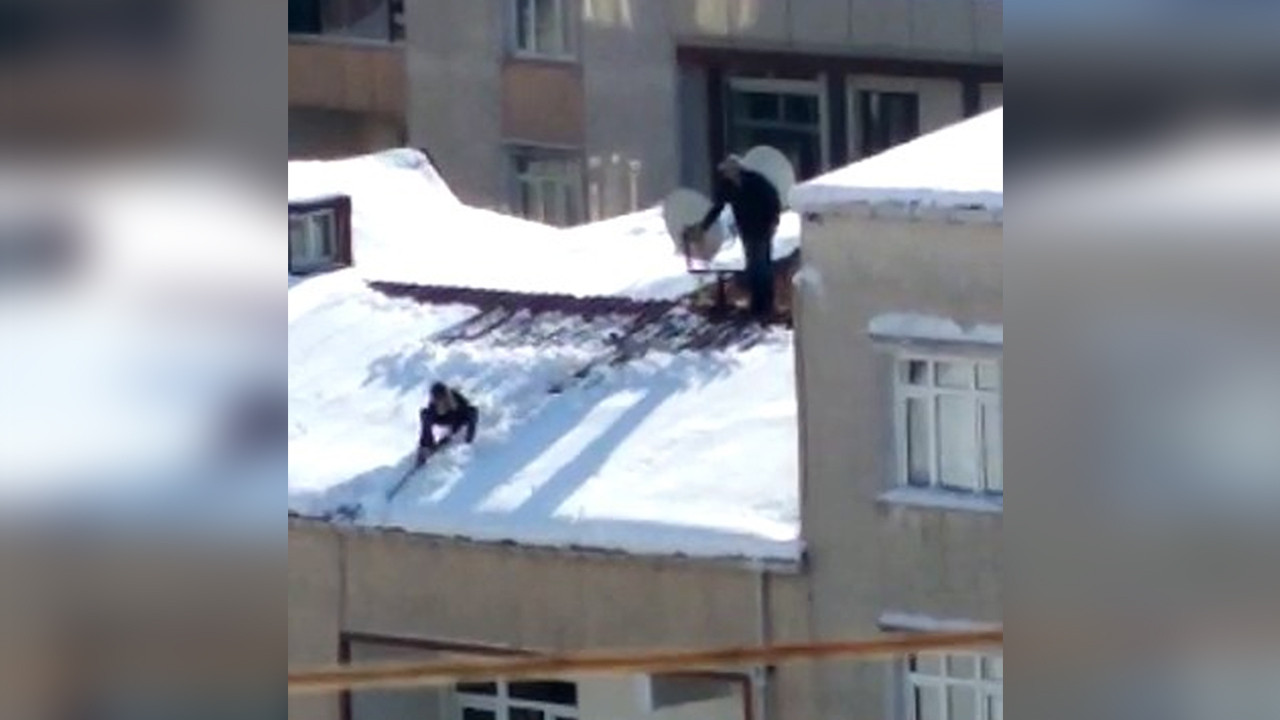 Kar biriken çatıda ölümle dans kamerada! Pes dedirten görüntüler