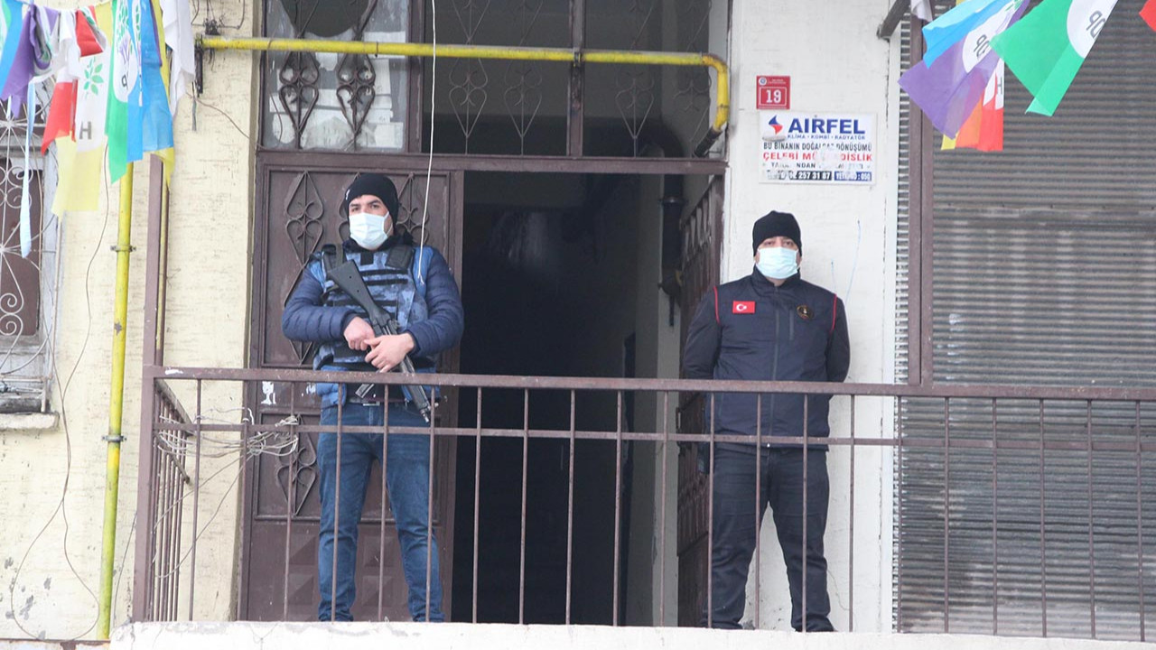 Öcalan'a saygı duruşu skandalı! Polis düğmeye bastı