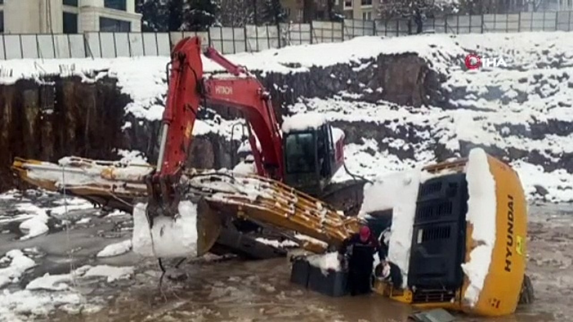 İstanbul’da kepçe suya gömüldü: Operatör yaşamını yitirdi