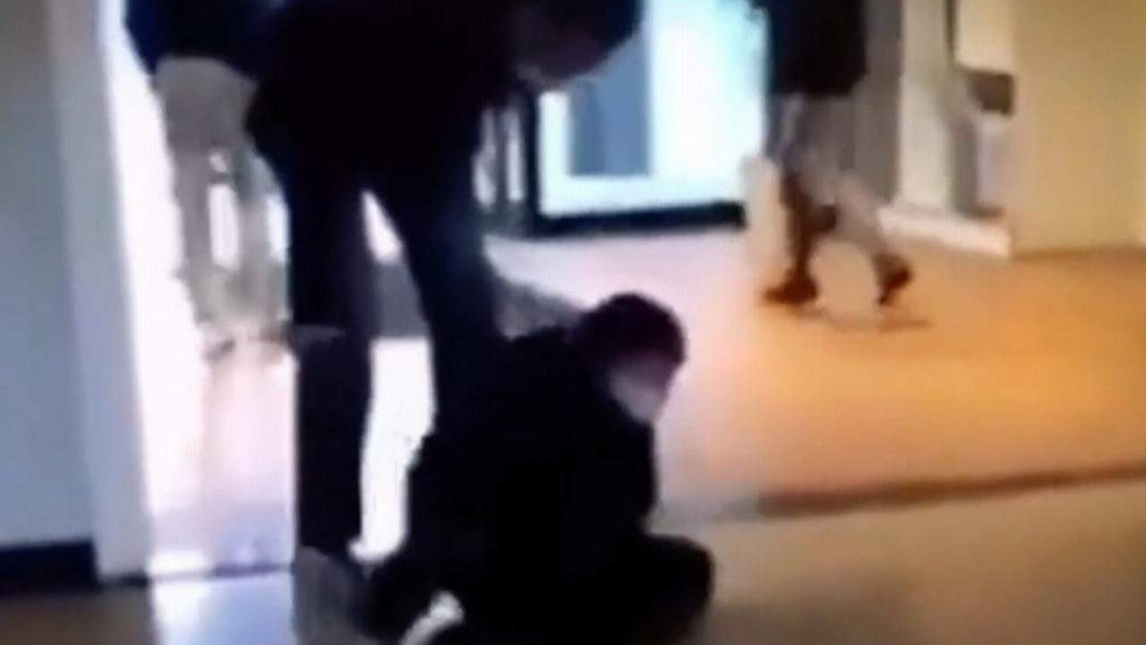 Sınıfa öğretmen dehşeti kamerada! Öğrencisini yere fırlattı