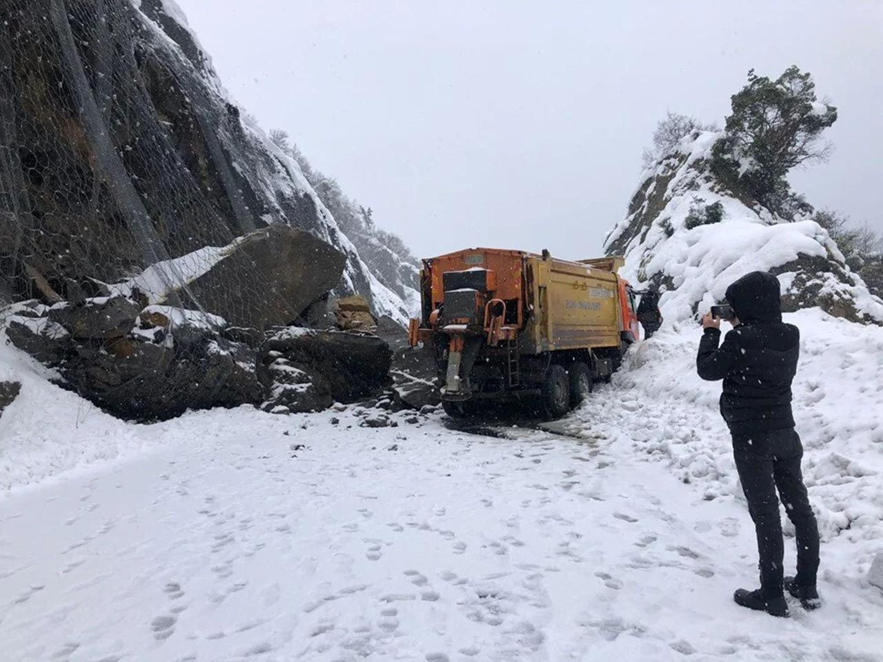 İstanbul yolunda heyelan! Dev kayalar yolu kapattı - Resim: 1