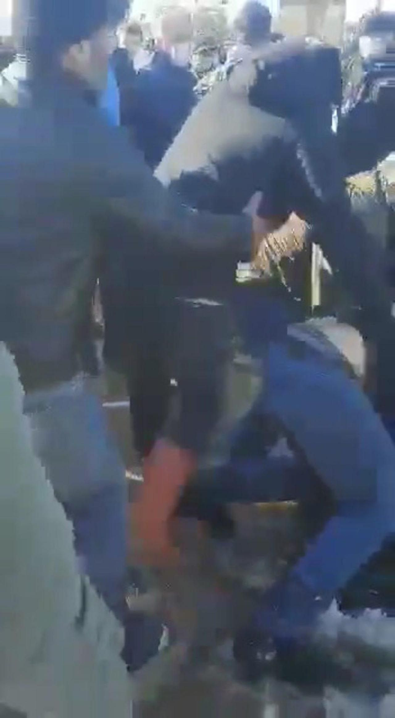 Kadına şiddete linç girişimi kamerada! Mahalleli öldürüyordu - Resim: 3