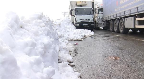 Hadımköy'de TIR'ların ''kar'' bekleyişi sürüyor - Resim: 4