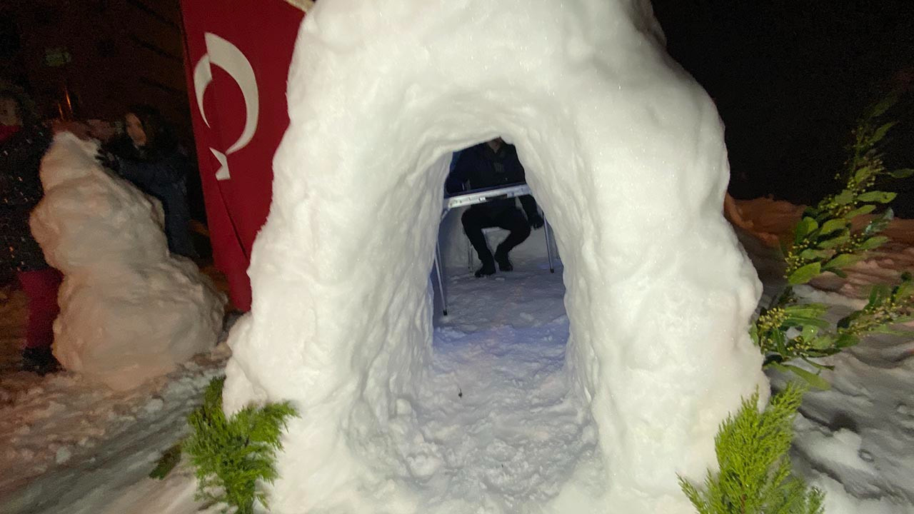 Tam 9 saat sürdü! Zonguldaklı aile Eskimo evi yaptı