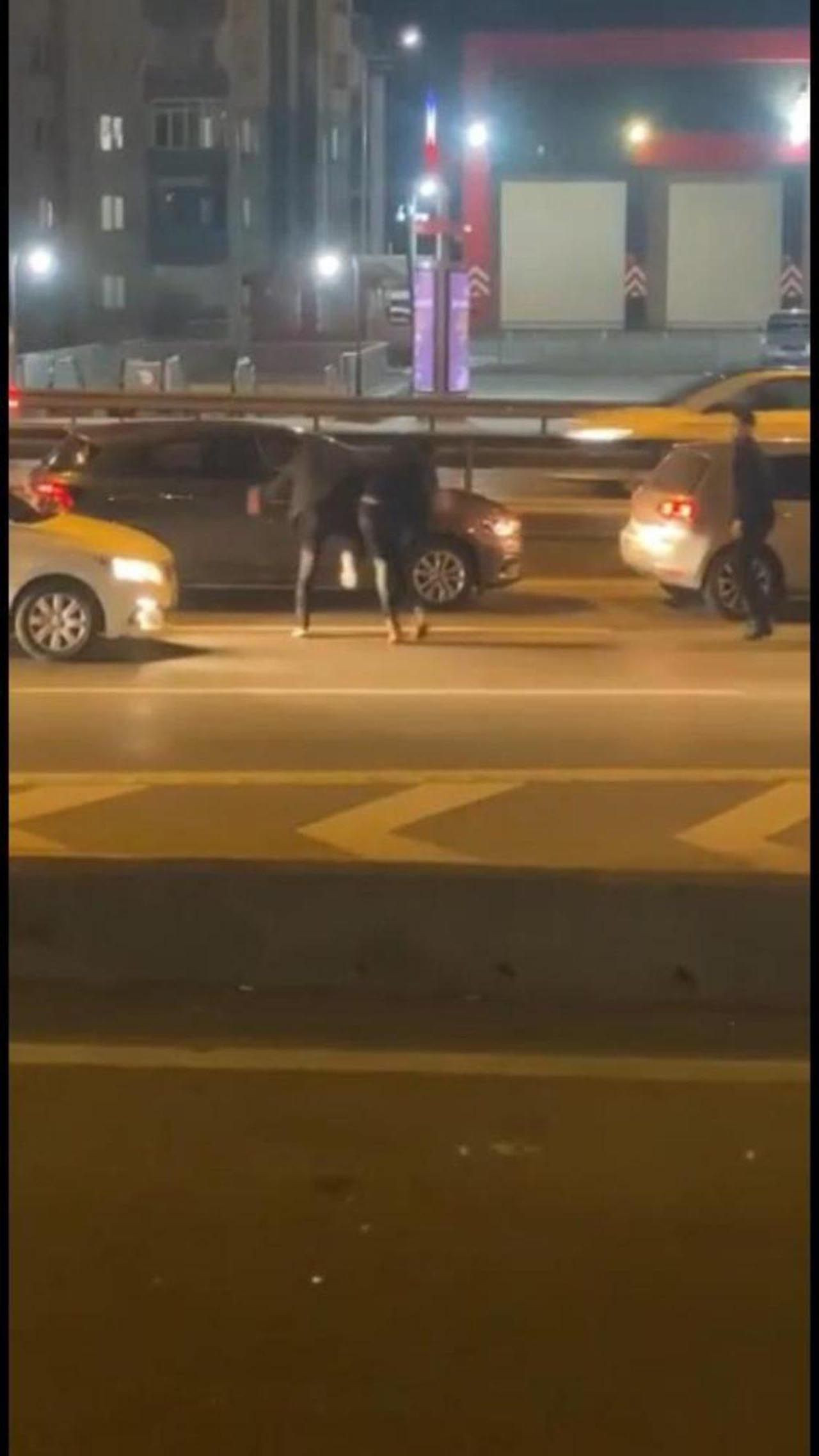 İstanbul'da çevre yolunda tekme tokat kavga! Yol ringe döndü - Resim: 3