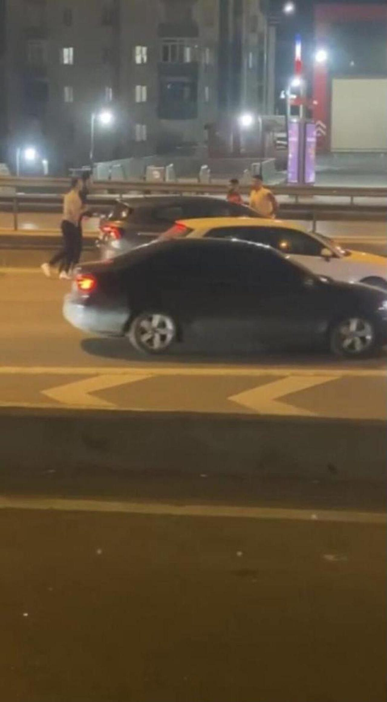 İstanbul'da çevre yolunda tekme tokat kavga! Yol ringe döndü - Resim: 4