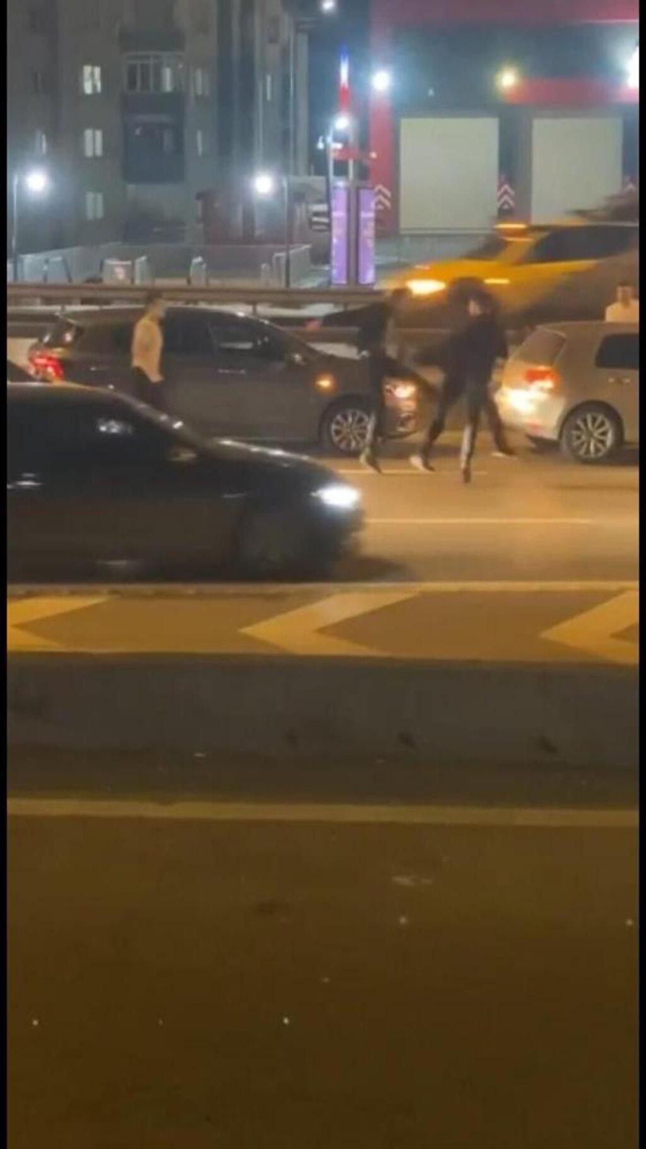 İstanbul'da çevre yolunda tekme tokat kavga! Yol ringe döndü - Resim: 2