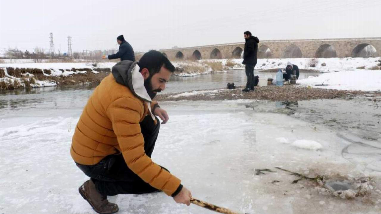 Kutuplar değil Türkiye! Eskimo usulü balık avlıyorlar