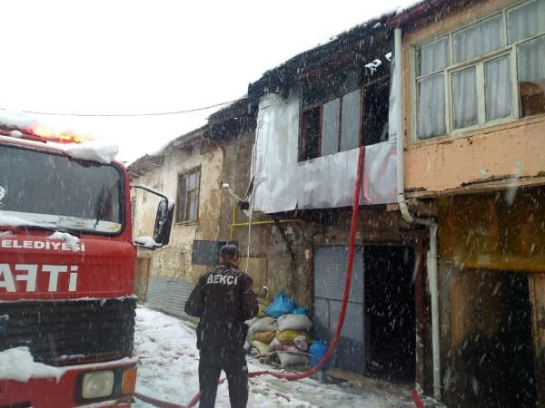 İki kardeş, yangında çöken evlerinin enkazında can verdi