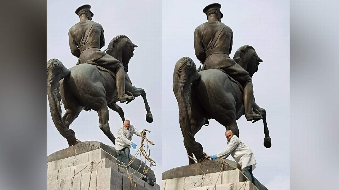 Atatürk Anıtı'na hain saldırı! Yıkmaya çalıştılar