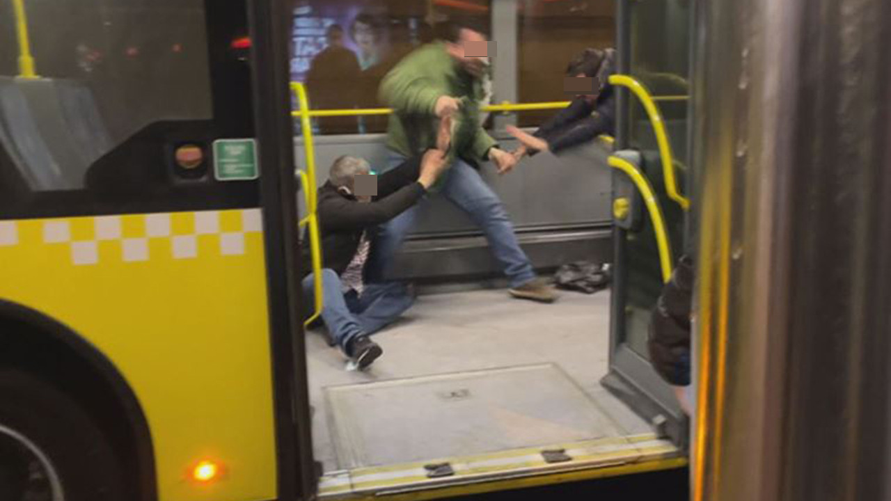 Metrobüste bıçaklı saldırgan dehşeti! Yaralılar var!
