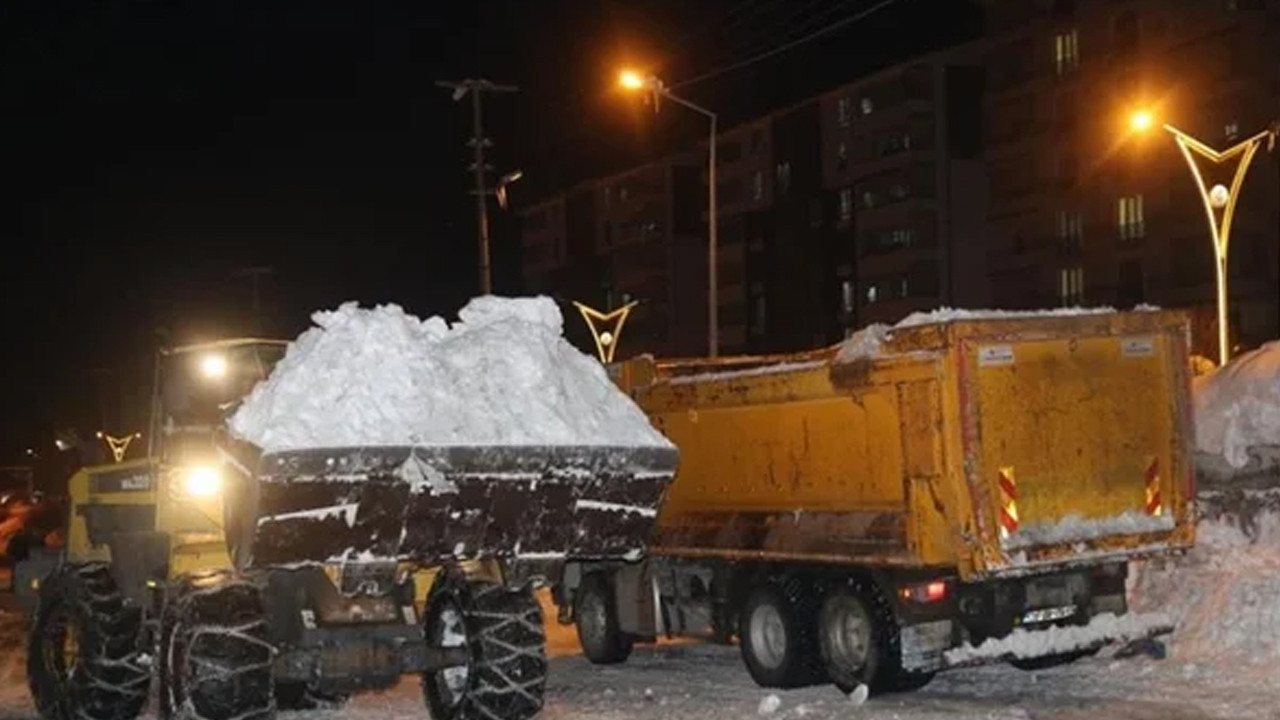 Bitlis'te karla mücadele: 2 bin 500 kamyon kar taşındı