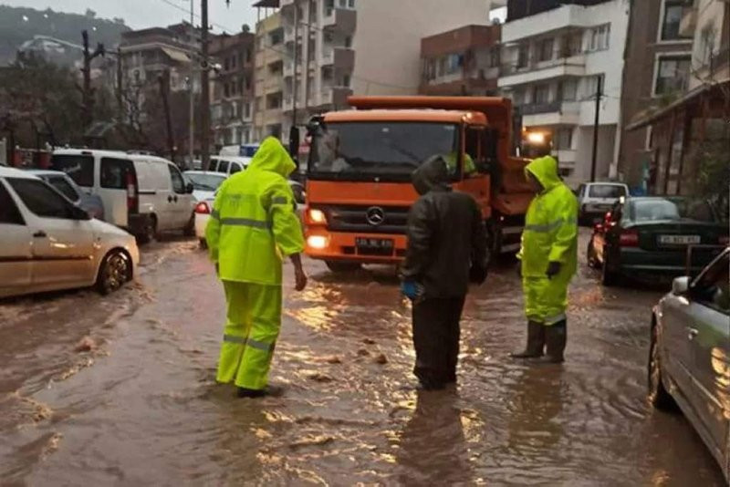Sağanak İzmir'i fena vurdu! Ev ve iş yerleri sular altında