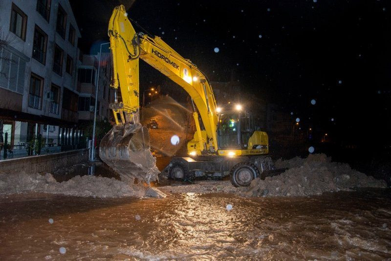 Sağanak İzmir'i fena vurdu! Ev ve iş yerleri sular altında - Resim: 2