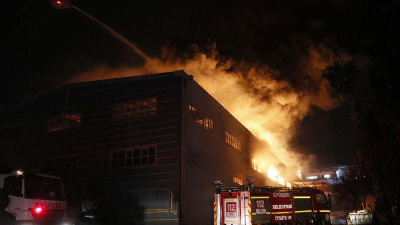 Adana'da fabrika yangını! Fabrika alev topuna döndü