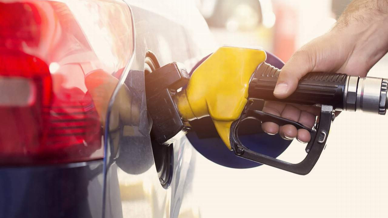 Petrol fiyatları sert düştü, gözler benzin ve motorinde
