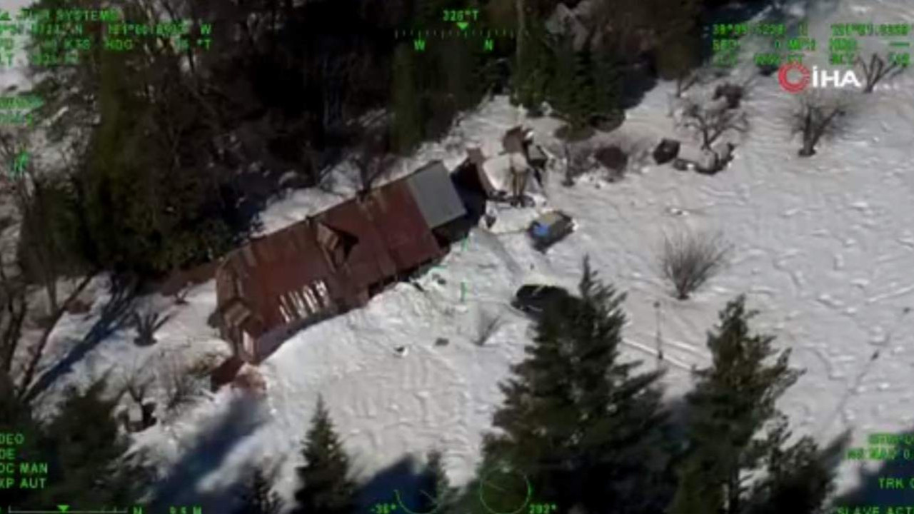 Kar yüzünden 2 aydır dağda mahsur kalan çifti kurtarma operasyonu kamerada