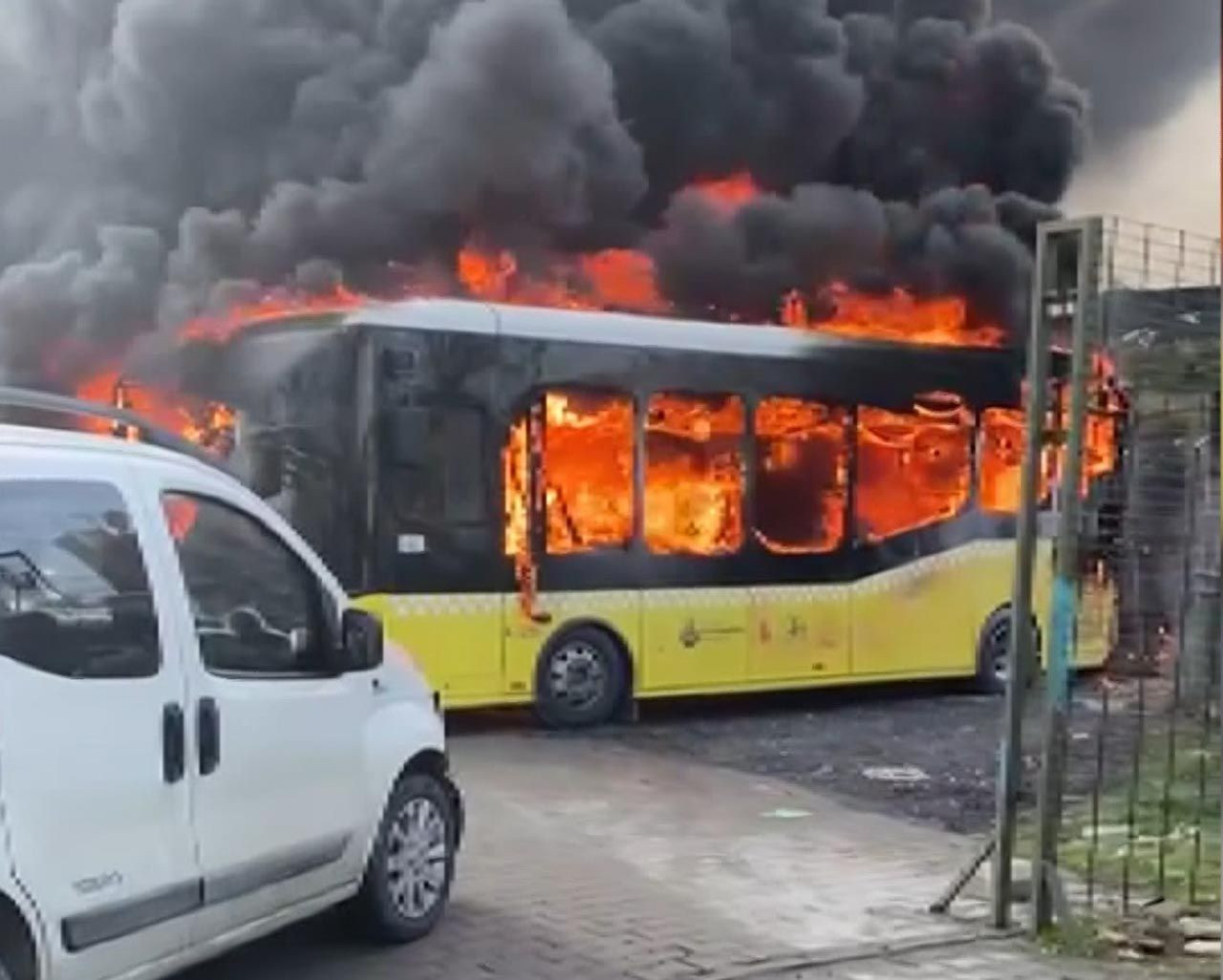 İETT otobüsü alev topuna döndü