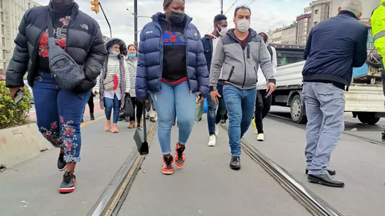 İstanbul'da tramvay hattında arıza! Seferler aksadı, yolcular yürüdü