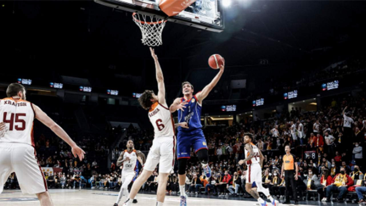 İstanbul derbisinde zafer Anadolu Efes'in oldu