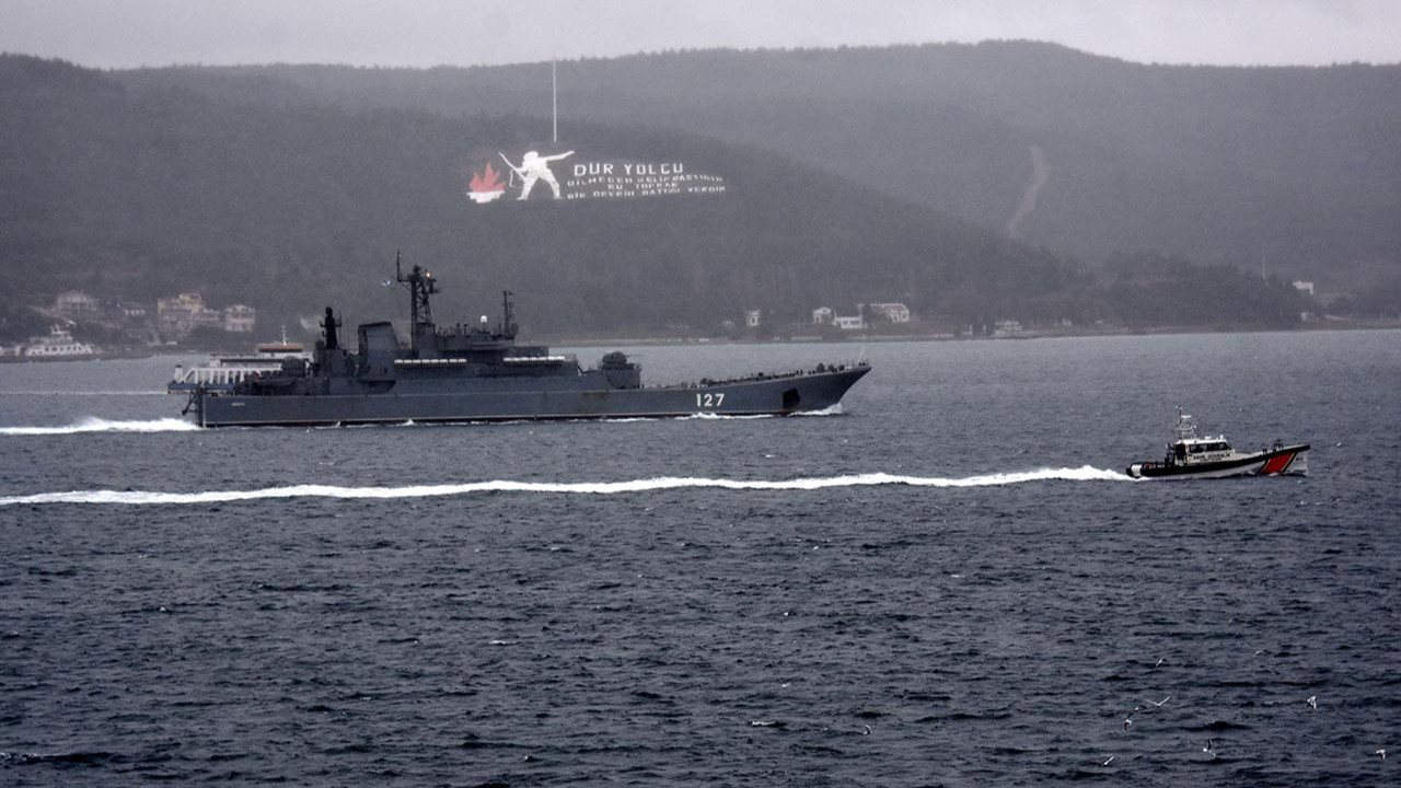 Rus savaş gemileri peş peşe boğazdan geçti
