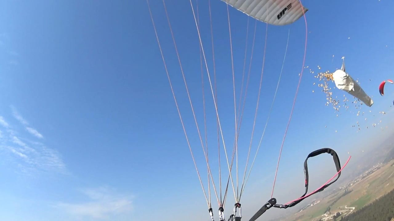 Pamukkale'de paraşütçüler ''kuşlar için'' dağlara dinamit attı