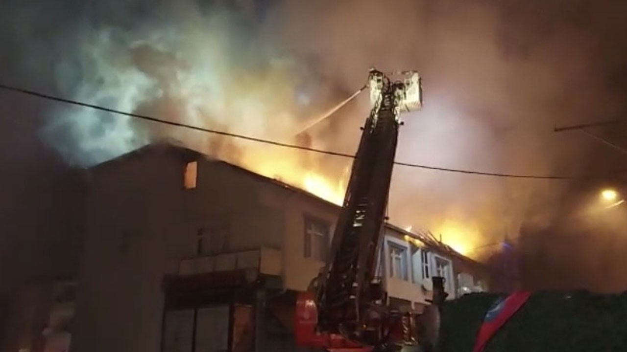 İstanbul'da 3 binanın çatısı alev alev yandı