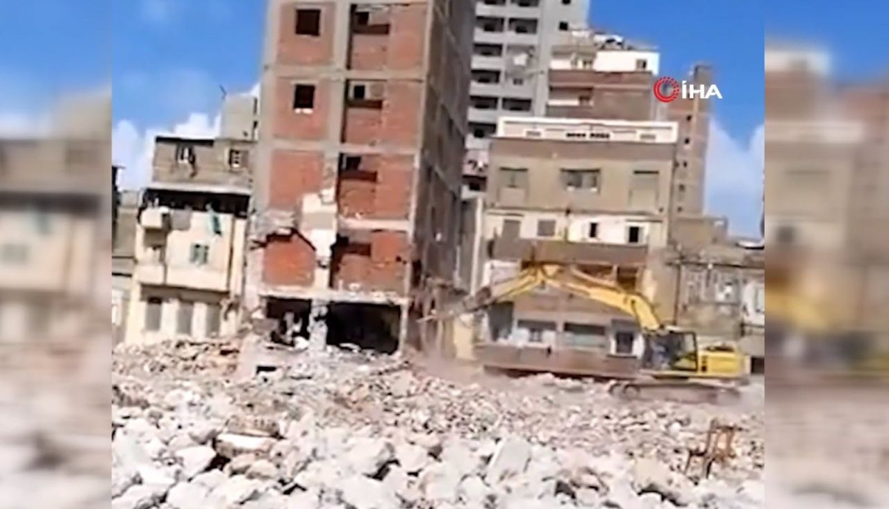 Korkunç kaza! Bina iş makinesinin üzerine devrildi - Resim: 2