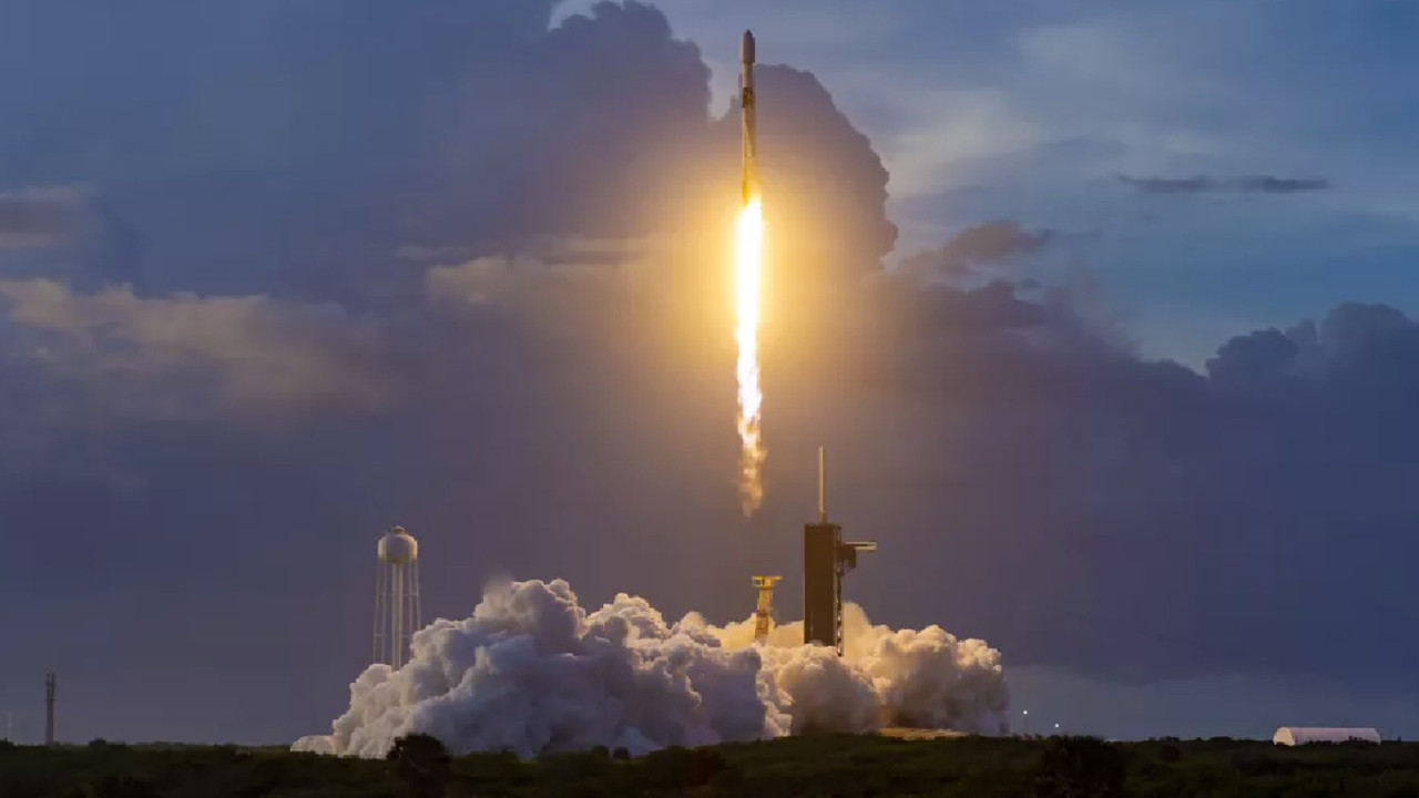 SpaceX, istihbarat uydusunu uzaya fırlattı