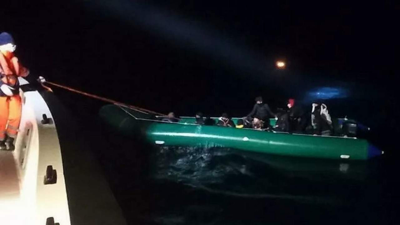 Denizde mahsur kalan 17 kaçak kurtarıldı