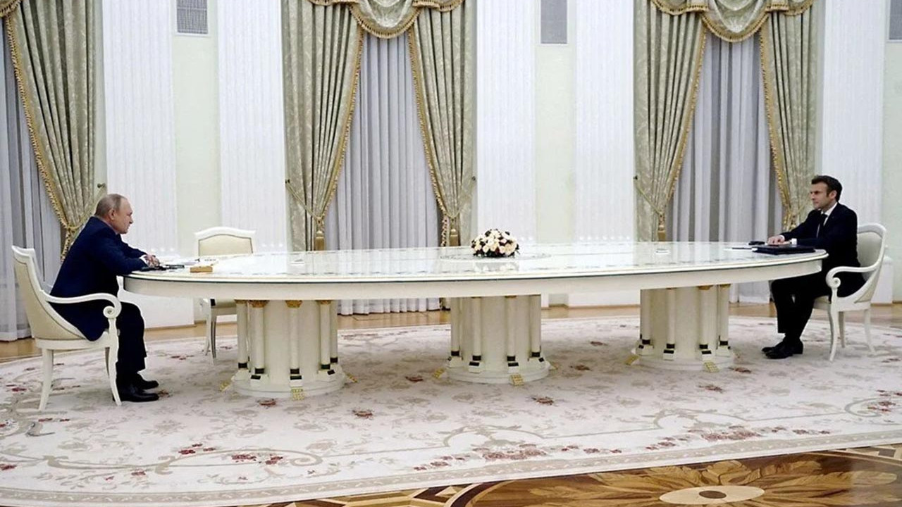 Macron'u alay konusu yapan uzun masanın sırrı çözüldü