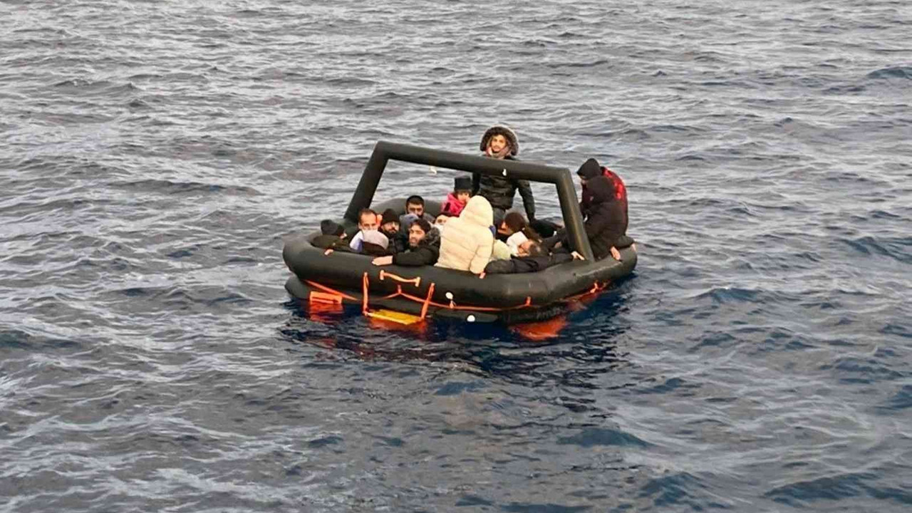 Türk karasularına geri itilen 54 düzensiz gömen kurtarıldı