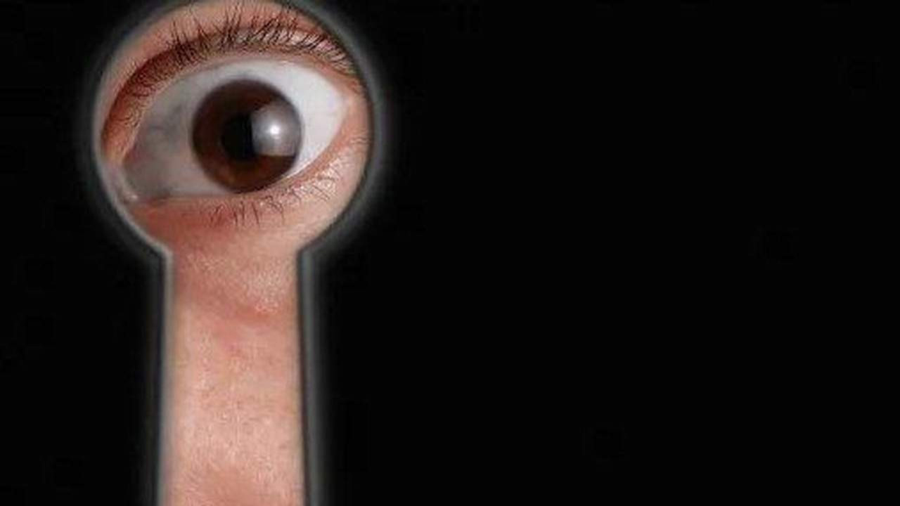 Soyunma kabininde sapık var! Kadın müşterilere hayatlarının şokunu yaşattı
