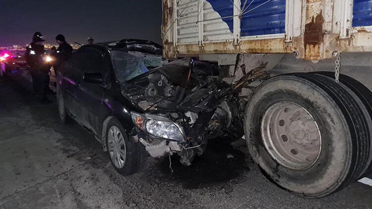 Korkunç kaza! Çarptığı kamyona saplanan otomobil 65 metre sürüklendi - Resim: 1