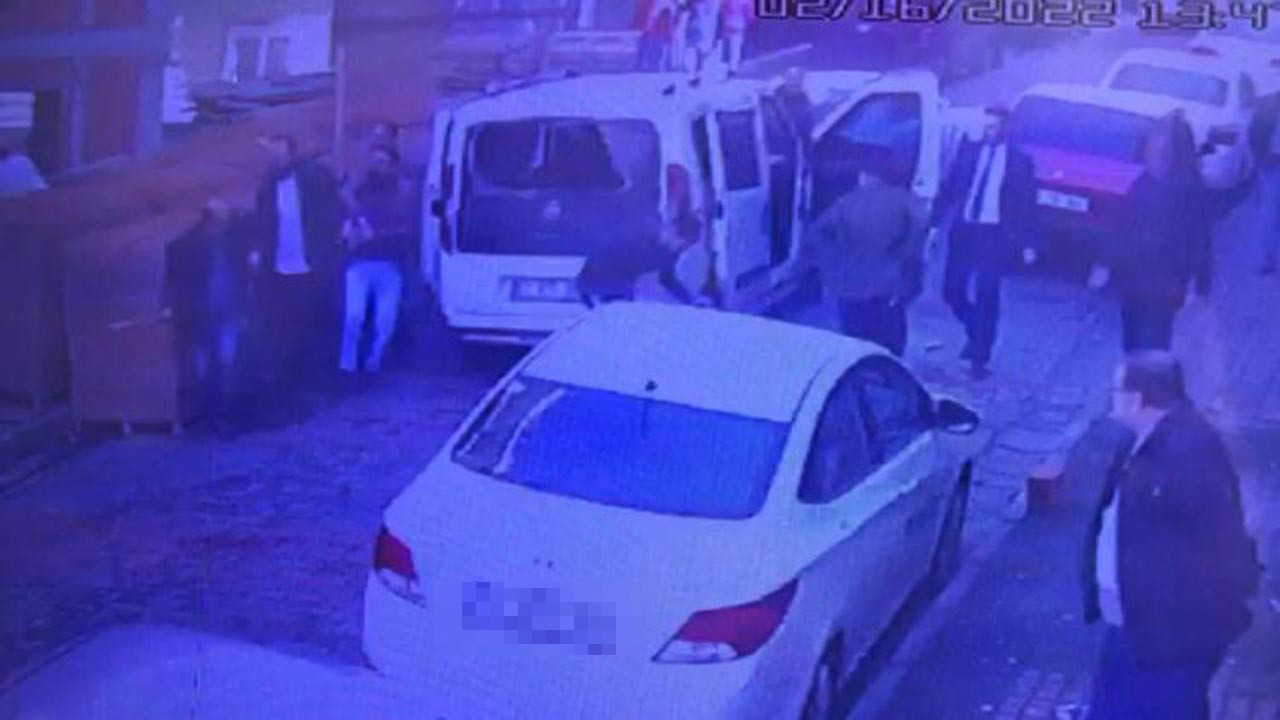 İstanbul'da parasını alamayan işçiler, işyerini bastı! Yaralılar var